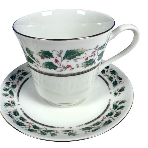 Royal Limited Holly Holiday Footed Cups and Saucers-Set of 4-Excellent! - Picture 2 of 5